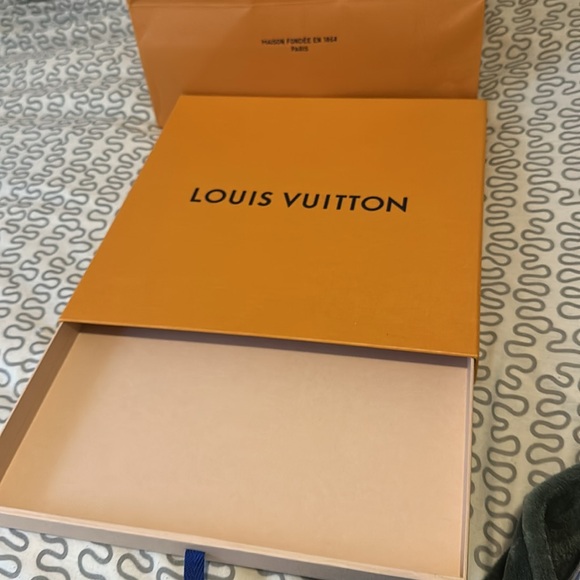 Louis Vuitton empty box with shopping bag - Picture 2 of 6